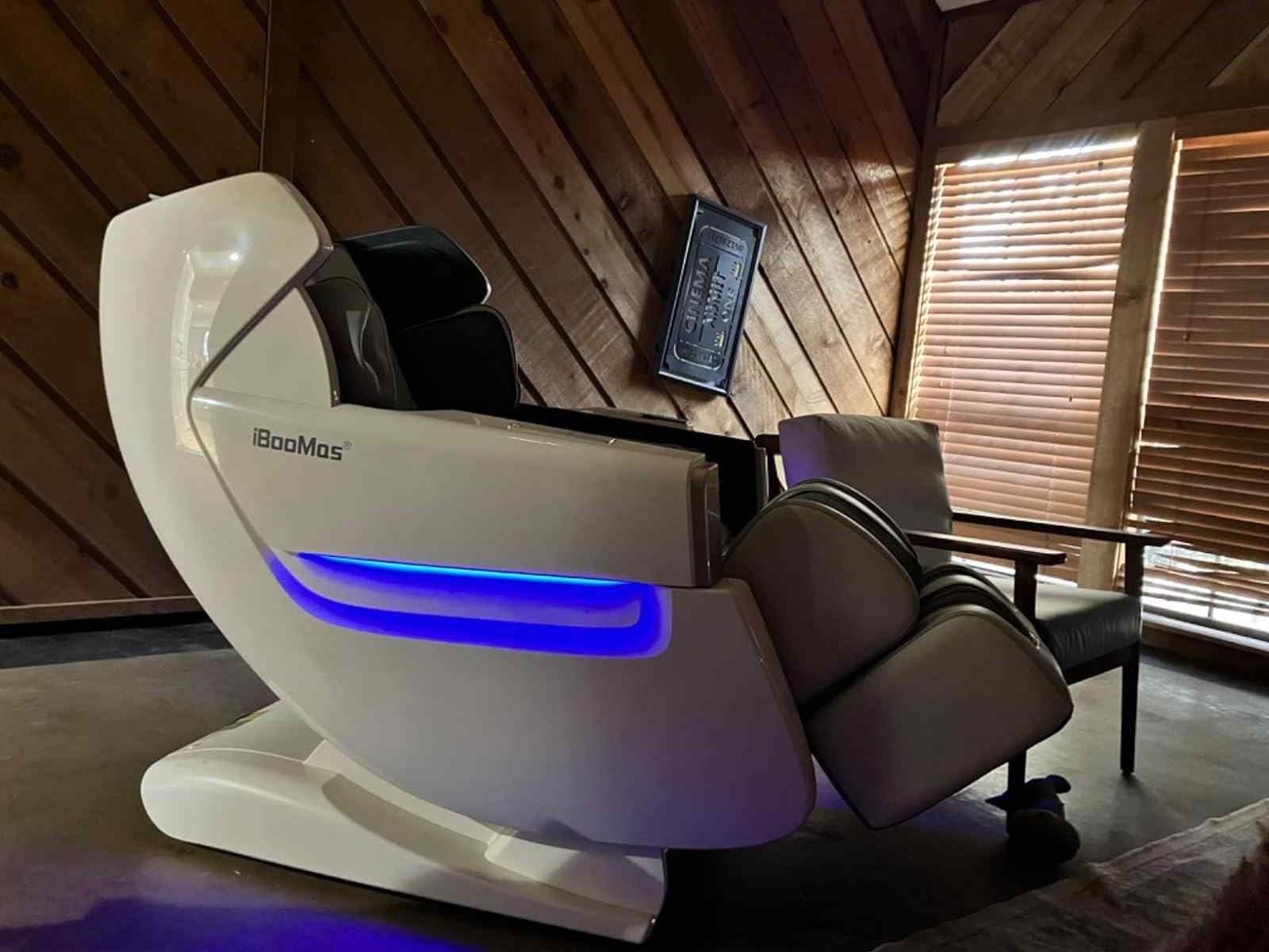 Fauteuil de massage Zero-G avec contrôle AI et APP gris R8606 avec design doré iBooMas